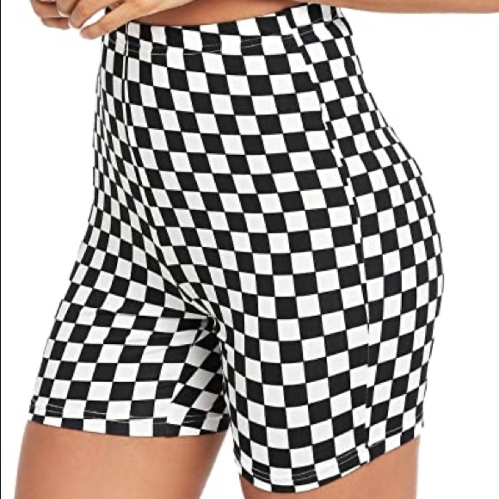 🤍UO checkered bike shorts🖤